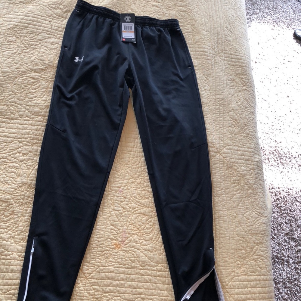 Under Armor fitted fitted active wear pants.